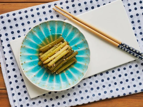 Kore yemeği sarımsak sapı Simmered soya sosu