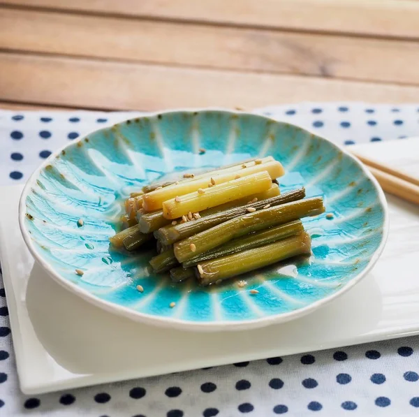 Kore yemeği sarımsak sapı Simmered soya sosu