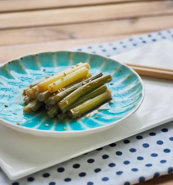 Kore yemeği sarımsak sapı Simmered soya sosu