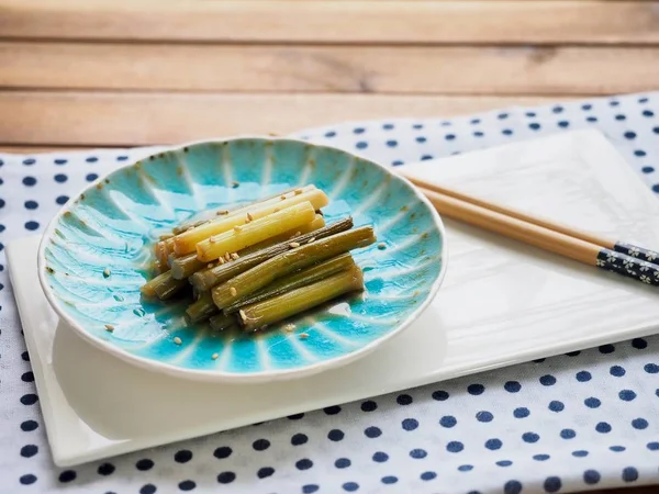 Kore yemeği sarımsak sapı Simmered soya sosu