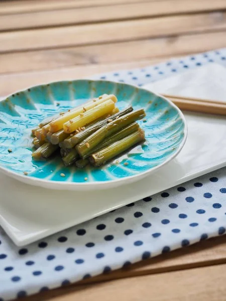 Kore yemeği sarımsak sapı Simmered soya sosu