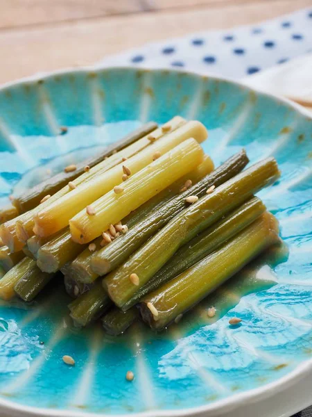 Kore yemeği sarımsak sapı Simmered soya sosu