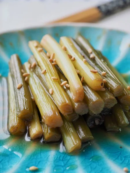 Kore yemeği sarımsak sapı Simmered soya sosu