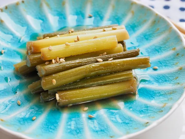 Kore yemeği sarımsak sapı Simmered soya sosu