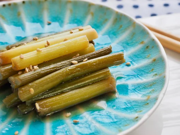 Kore yemeği sarımsak sapı Simmered soya sosu