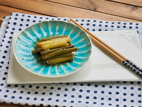 Kore yemeği sarımsak sapı Simmered soya sosu