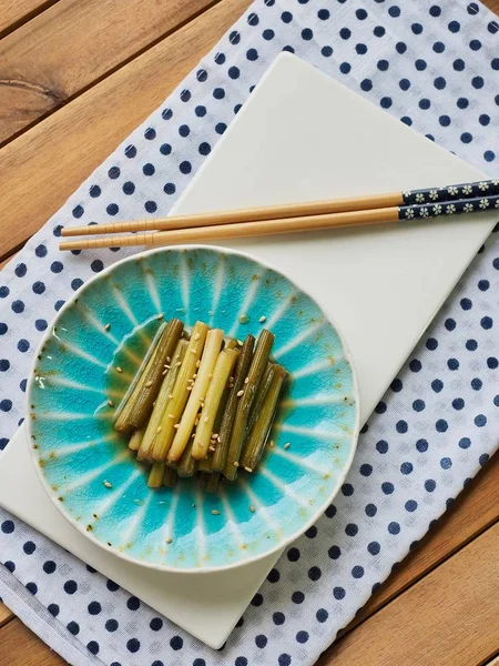 Kore yemeği sarımsak sapı Simmered soya sosu