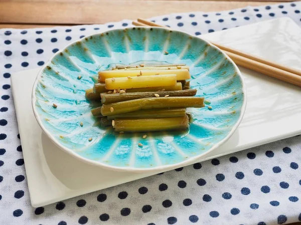 Kore yemeği sarımsak sapı Simmered soya sosu