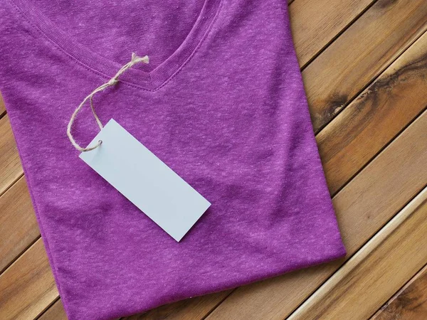 紫色短袖 T恤衫和服装标签 — 图库照片