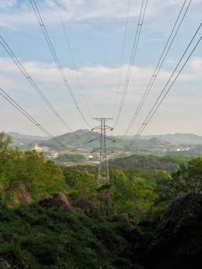 Bir dağ, Cheongju City, Kore yüklü bir iletim kulesi