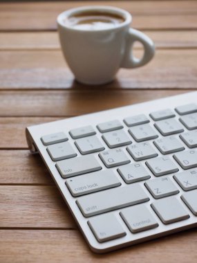 Beyaz klavye ile ahşap tahta