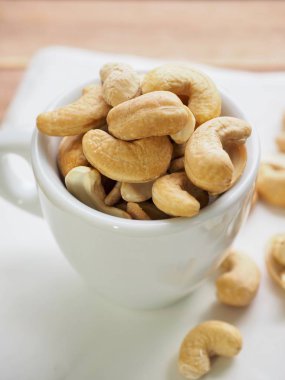 Bir fincan kahve kaju fıstığı