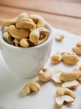 Bir fincan kahve kaju fıstığı