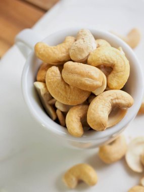 Bir fincan kahve kaju fıstığı