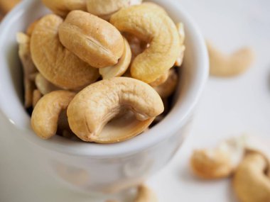 Bir fincan kahve kaju fıstığı