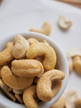 Bir fincan kahve kaju fıstığı