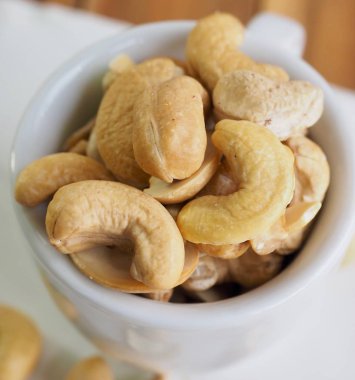 Bir fincan kahve kaju fıstığı