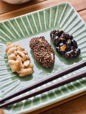 Kore geleneksel aperatifler Sweetricepuffs, siyah susam gangjeong, fıstık gangjeong