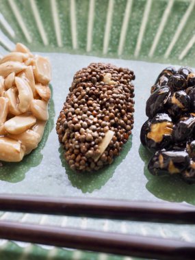 Kore geleneksel aperatifler Sweetricepuffs, siyah susam gangjeong, fıstık gangjeong