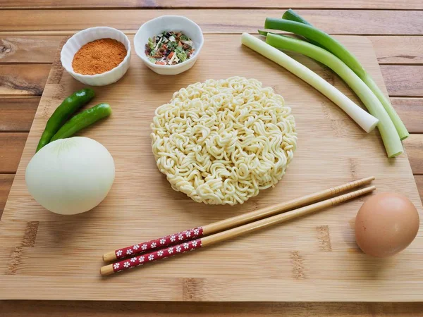 アジア料理インスタントラーメンと野菜 — ストック写真