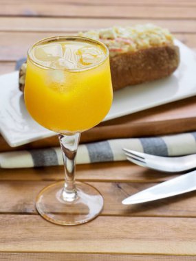 Taze organik portakal suyu