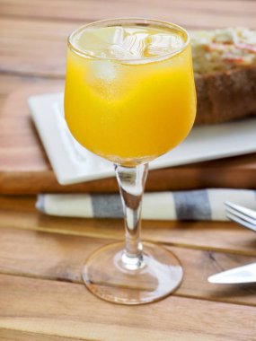 Taze organik portakal suyu