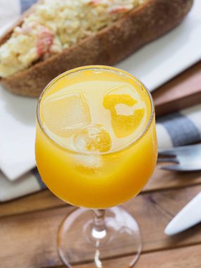 Taze organik portakal suyu