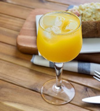 Taze organik portakal suyu