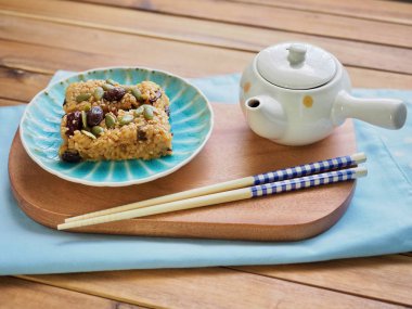 Kore yemeği yagbab, flavoredglutinous ricemixed withhoney