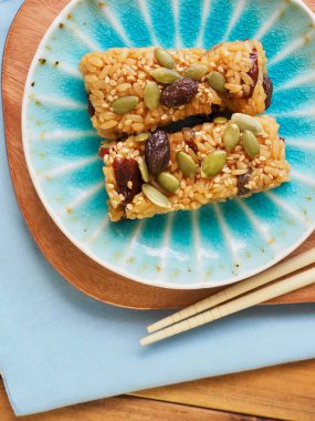 Kore yemeği yagbab, flavoredglutinous ricemixed withhoney