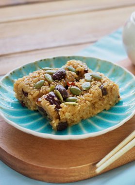 Kore yemeği yagbab, flavoredglutinous ricemixed withhoney