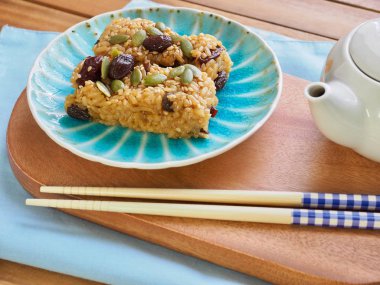 Kore yemeği yagbab, flavoredglutinous ricemixed withhoney