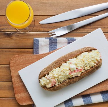 Kepekli ekmek salata sandviç ve portakal suyu