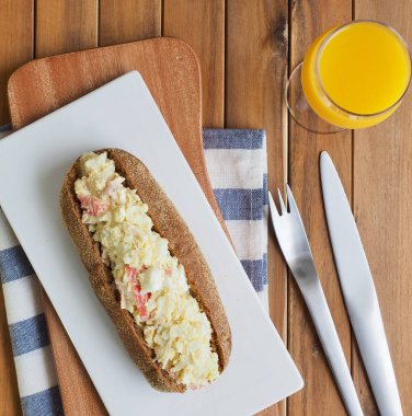 Kepekli ekmek salata sandviç ve portakal suyu