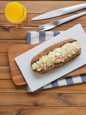 Kepekli ekmek salata sandviç ve portakal suyu