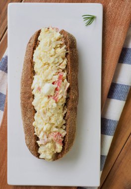 Kepekli ekmek salata sandviç ve portakal suyu