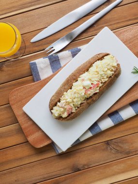 Kepekli ekmek salata sandviç ve portakal suyu