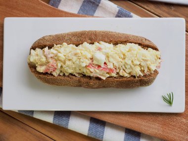 Kepekli ekmek salata sandviç ve portakal suyu