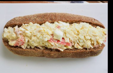 Kepekli ekmek salata sandviç ve portakal suyu