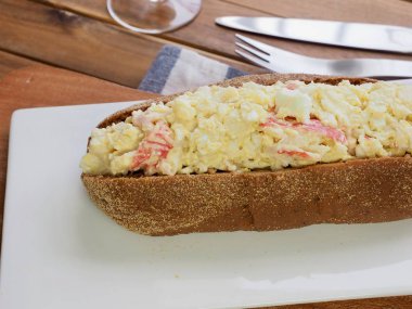 Kepekli ekmek salata sandviç ve portakal suyu