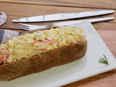 Kepekli ekmek salata sandviç ve portakal suyu