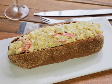 Kepekli ekmek salata sandviç ve portakal suyu