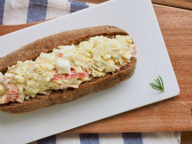 Kepekli ekmek salata sandviç ve portakal suyu