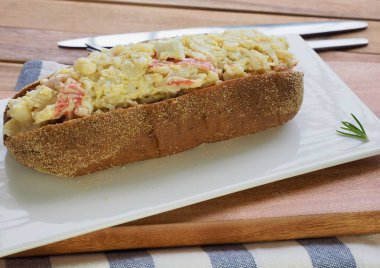 Kepekli ekmek salata sandviç ve portakal suyu