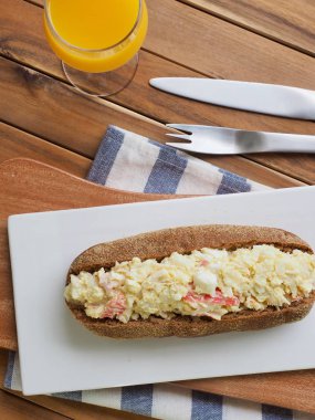 Kepekli ekmek salata sandviç ve portakal suyu