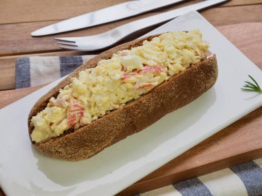 Kepekli ekmek salata sandviç ve portakal suyu