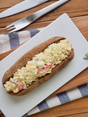 Kepekli ekmek salata sandviç ve portakal suyu