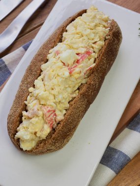 Kepekli ekmek salata sandviç ve portakal suyu