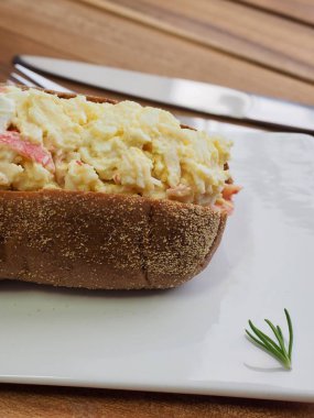 Kepekli ekmek salata sandviç ve portakal suyu