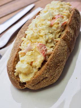 Kepekli ekmek salata sandviç ve portakal suyu